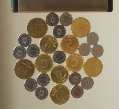 image:   rosa / mandala pentagonal colgante de monedas  Argentina (centro,a2 and a3:  Uruguay 1peso 1989, a1: 5 cvs 2009, a3: 10 cvs 2006 )          