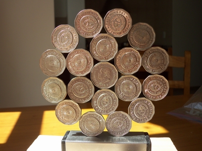 image:  rosa / mandala hexagonal erecta de monedas Argentina  (centro, a1,a2:  25 centavos 1965-67          